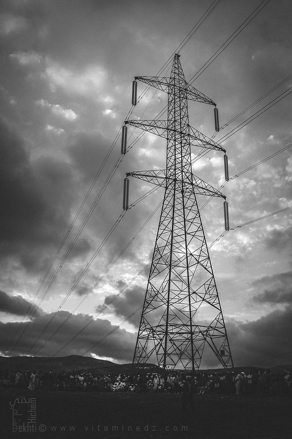 Les spectateurs de la Waada d'El Mdadha au pied d’un mastodonte d’acier