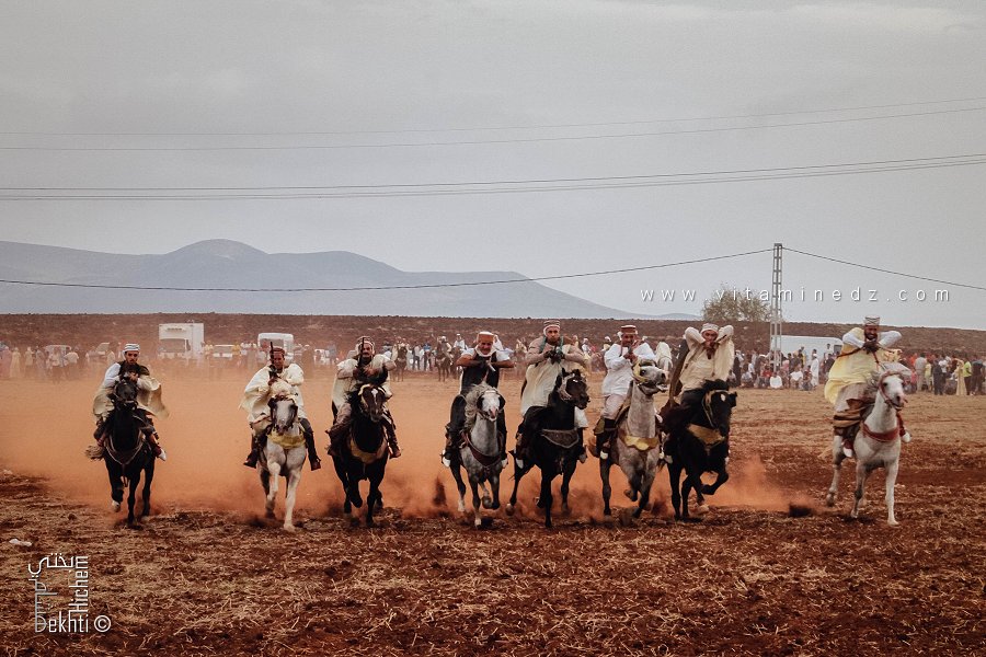 Fantasia : Cavaliers unis, célébrant la Waada avec chevaux et fusils