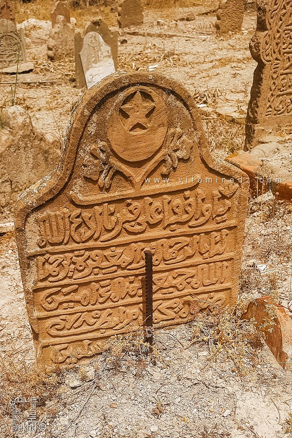 مقبرة سيدي الحاج بلعباس: شواهد قبور قديمة من حجر التافزة