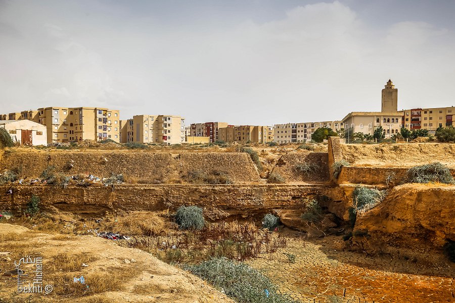 Barrage romain sur le chemin de l’Oued Mina (actuellement à sec), à l’entrée de Relizane