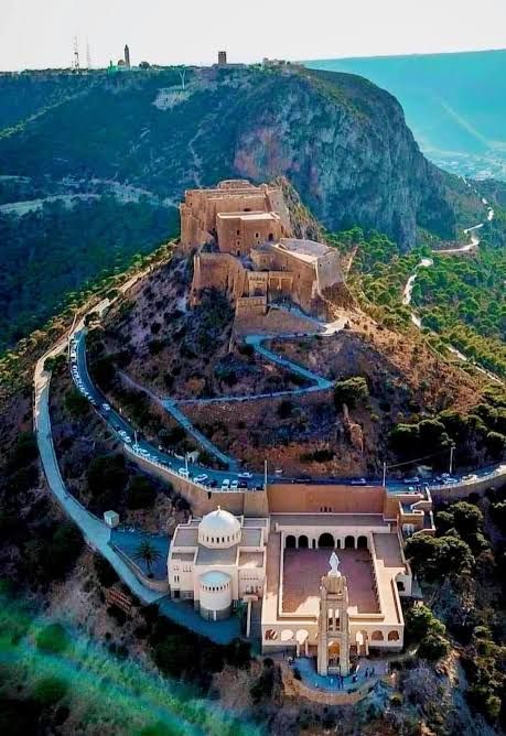 قلعة سانتا كروز هي معلم تاريخي يقع في مدينة وهران بالجزائر