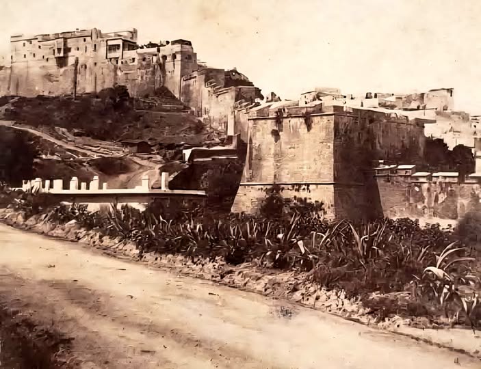 Cette photo ancienne montre une vue de la Casbah d’Alger, prise probablement au XIXᵉ siècle.