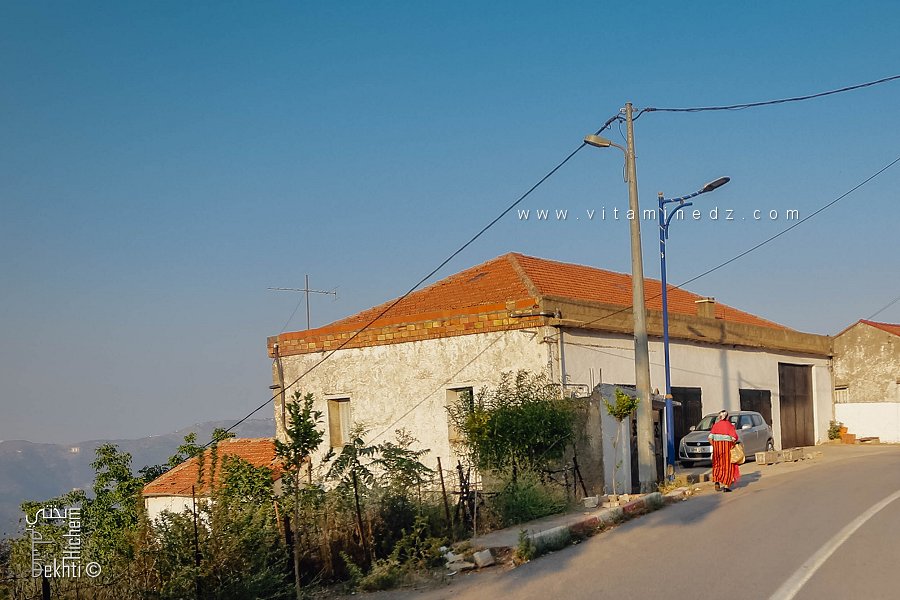 Maison typique à Ath Lahcene, commune d’Ath Yenni, avec toiture traditionnelle
