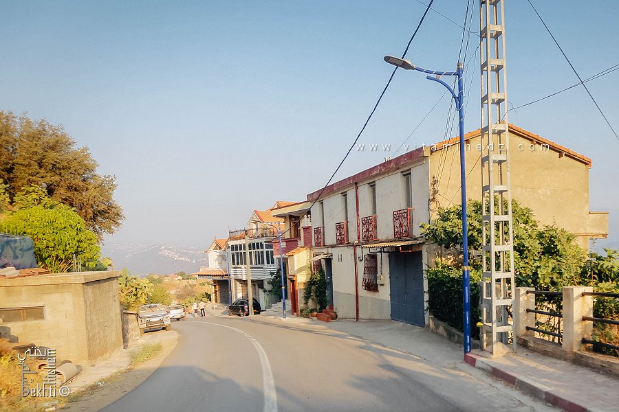 Rue d’Ath Yenni avec maisons à toitures traditionnelles