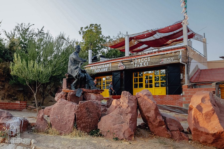 Statue de Mouloud Mammeri à Taourirt Mimoune, Ath Yenni, près du restaurant Le Tajine