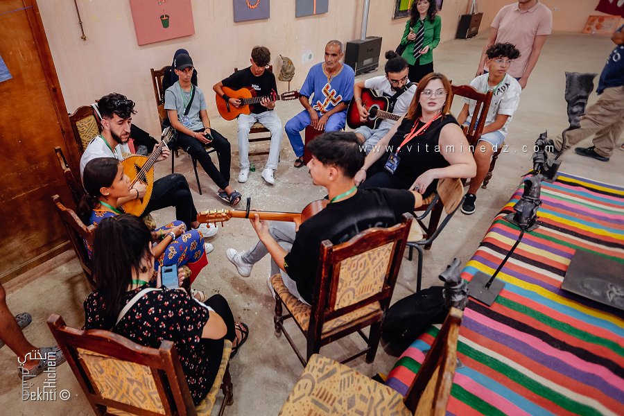 Ambiance festive – Jeunes chantant en groupe dans une salle, Festival Les Belles Nuits Étoilées d’Ath Yenni