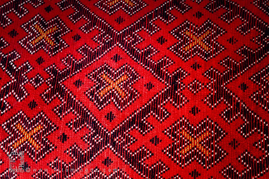 Motifs en losanges noirs et rouges – Tapis du Djebel Amour (Aflou, Wilaya de Laghouat)