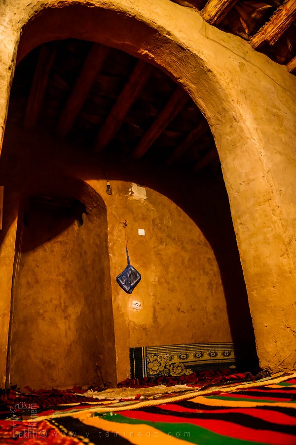 Intimité du mihrâb et tapis coloré Mosquée ancienne de Hinoune – Sidi Al Hadj Moussa (Commune de Foggaret Ezzoua, Wilaya de Tamanrasset)