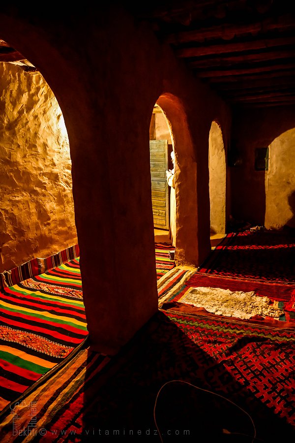 الحميمية حول المحراب والزربية الملونة المسجد العتيق بحينون – سيدي الحاج موسى بن بحوص المجدوب (بلدية فقارة الزوى، ولاية تمنراست)