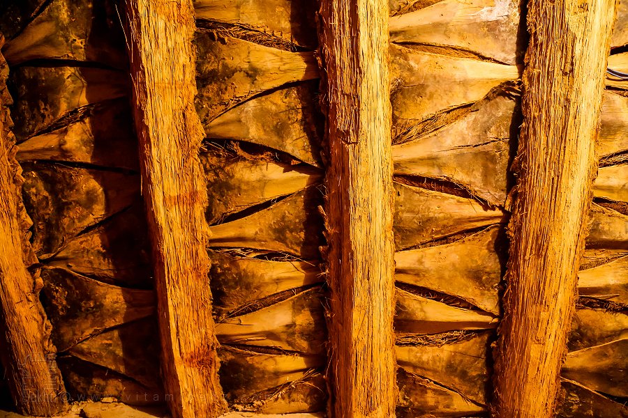 Plafond de palmes, ombres et lumière Mosquée ancienne de Hinoune – Sidi Al Hadj Moussa (Commune de Foggaret Ezzoua, Wilaya de Tamanrasset)