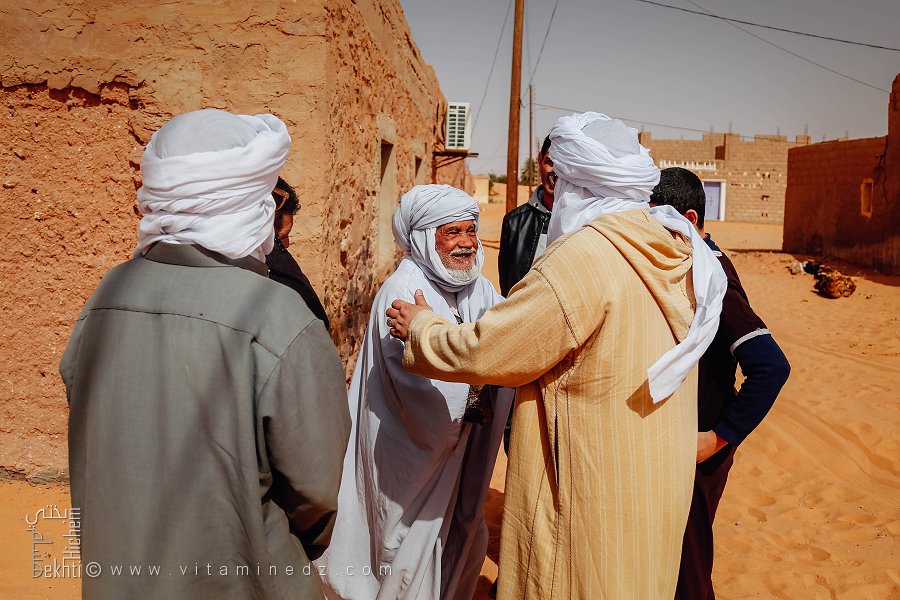 Un vieux cheikh pieux accueillant ses invités – Village de Hinoune, Commune de Foggaret Ezzoua, Wilaya de Tamanrasset