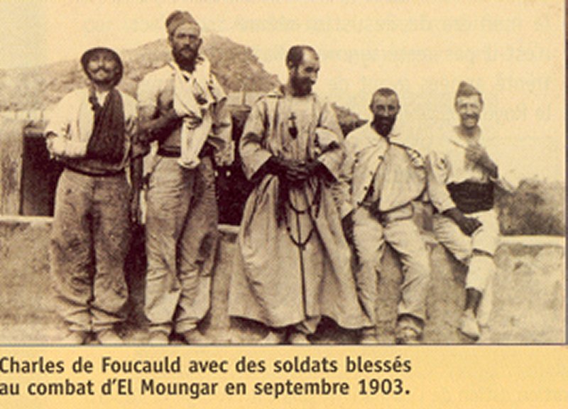 Charles de Foucauld avec les blessés d’El Moungar (Septembre 1903)