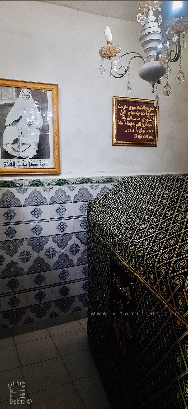 À l’intérieur de la Zaouïa Hebriya d’Oran (quartier Maraval), le Dārīh de Sidi Ali Ben Sidi Ahmed Ben Sidi Mohamed El Hebri, fondateur de la Ṭarīqa El Hebriya (1921-1961).
