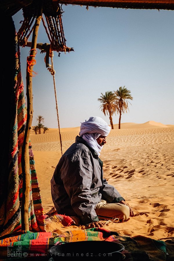 Mahmoud assis devant la tente en oubar