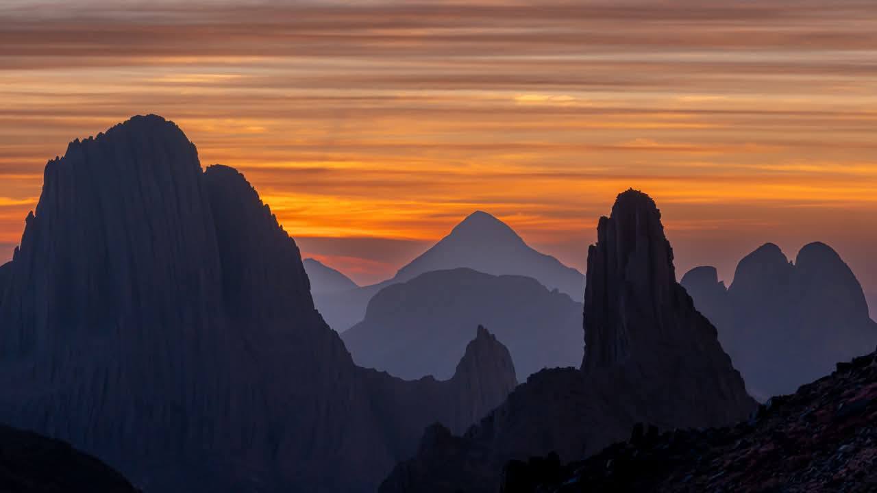 Au pied de l'Assekrem, assister au coucher du soleil .