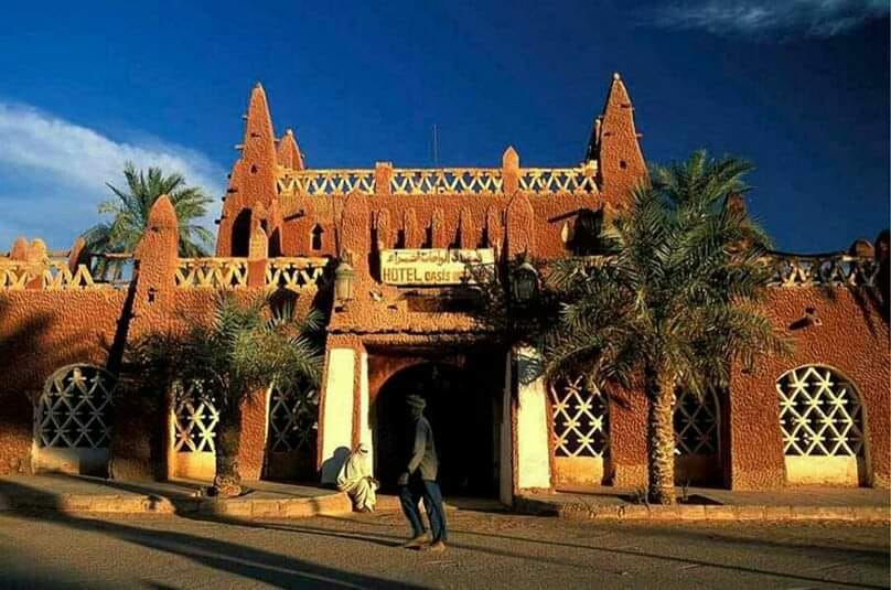 L’Hôtel l’Oasis Rouge de Timimoun, mémoire vivante du Sahara
