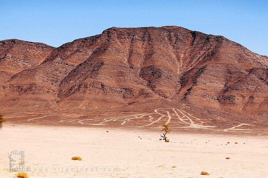 Un djebel isolé dominant l’horizon désertique