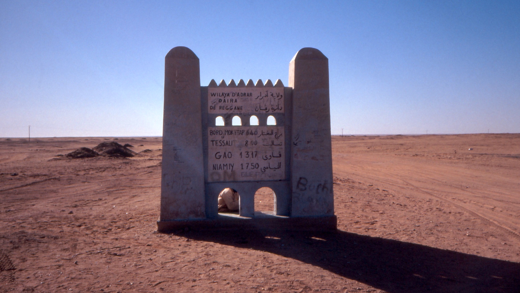 Début de la piste Tanezrouft au sud de Reggane (Algérie, 1990).