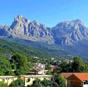 Vue sur le pic THALETAT et les villages de IBOUDRARENE