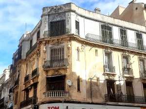 Ancien immeuble de l'époque coloniale au centre ville d'Oran