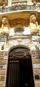 Belles fresques statues à l'entrée d'un immeuble Bd de la Soumam Oran