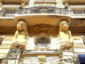 Incroyable fresque Homme et femme sur le fronton d'une porte boulevard de la Soummam