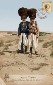 Image historique, datant de 1901, montre deux hommes de la tribu des Nemencha originaires de la région de Tébessa, en Algérie, vêtus de leur tenue de guerre traditionnelle.
