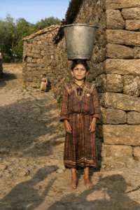 Fille Kabyle portant un seau De Village Houra ( Bouzguen )   Les Hauteurs De Tizi Ouzou La Kabylie 1955