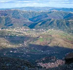 Vue Le village de Agouni Gueghane sur les plaines Ouadia