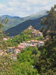 Le village de Aït Adella se situe dans la commune de Illilten
