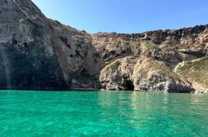 La Plage d’Amour est l’une des petites criques discrètes du littoral de Béni Saf, dans la Wilaya d’Aïn Témouchent.