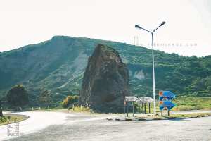 La RN22 quitte Béni Saf vers le sud en direction de Tlemcen et d’Oulhaça.