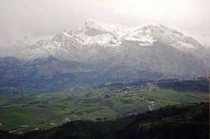 La montagne du Djurdjura veille sur nous .