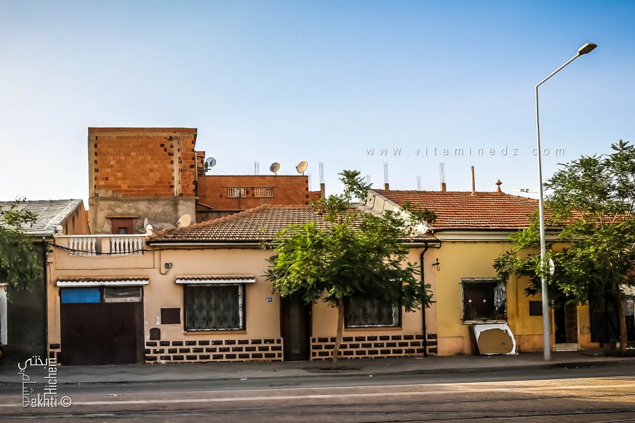 Petite maison coloniale avec toiture en tuiles de Marseille, Faubourg Thiers, Ville de Sidi Bel Abbes