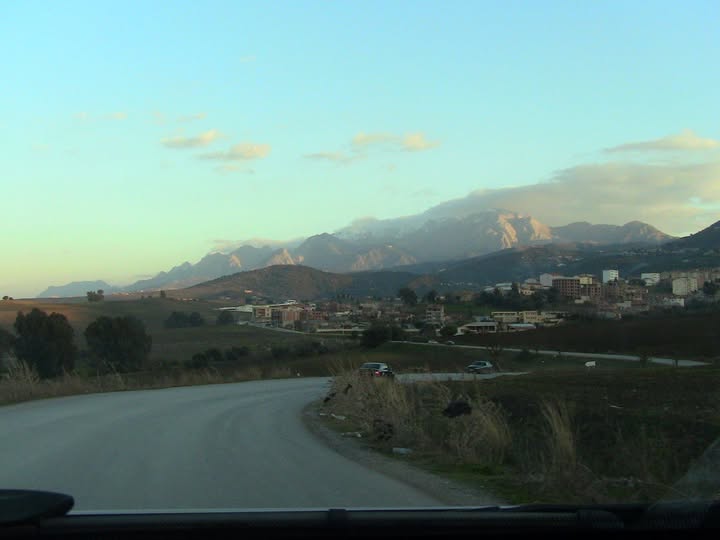 FRIKAT Entrée du coté Draa El Mizan