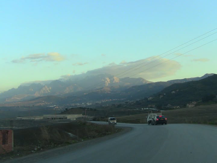 FRIKAT Entrée du coté Draa El Mizan