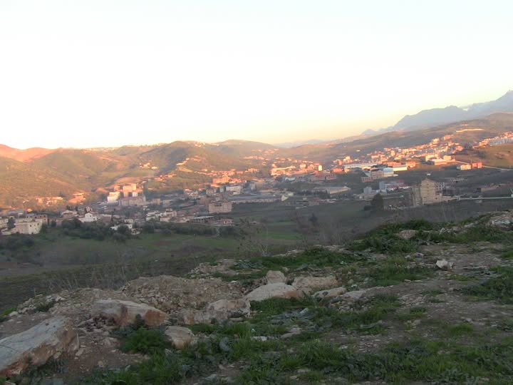 La ville de Boghni et Tala guillef (Djurdjura)