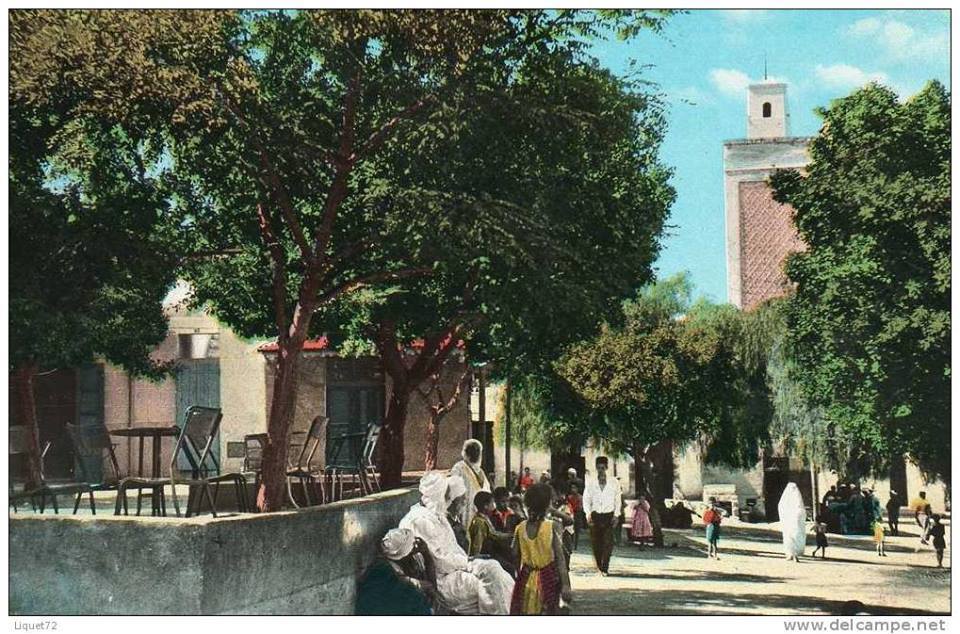 Nedroma, en Algérie L'image montre la Place Tarbia (ou Terbiaa), un lieu historique important dans la ville.