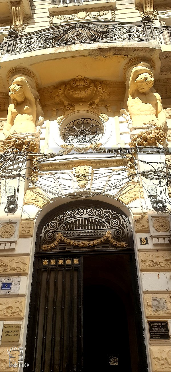 Belles fresques statues à l'entrée d'un immeuble Bd de la Soumam Oran