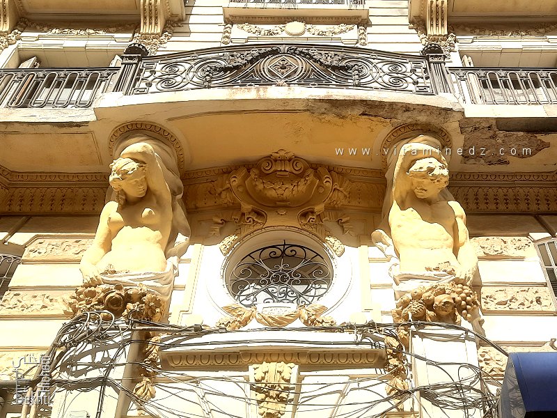 Incroyable fresque Homme et femme sur le fronton d'une porte boulevard de la Soummam