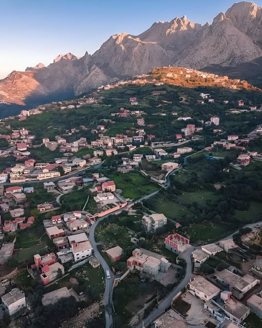 Le village Assi Youcef, appelé en kabyle At Boughardan (At Buɣardan)