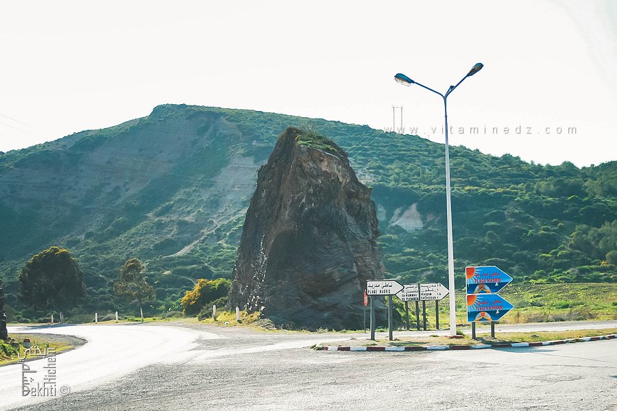 La RN22 quitte Béni Saf vers le sud en direction de Tlemcen et d’Oulhaça.