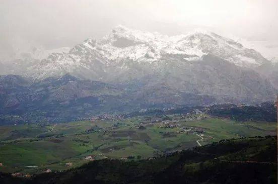 La montagne du Djurdjura veille sur nous .