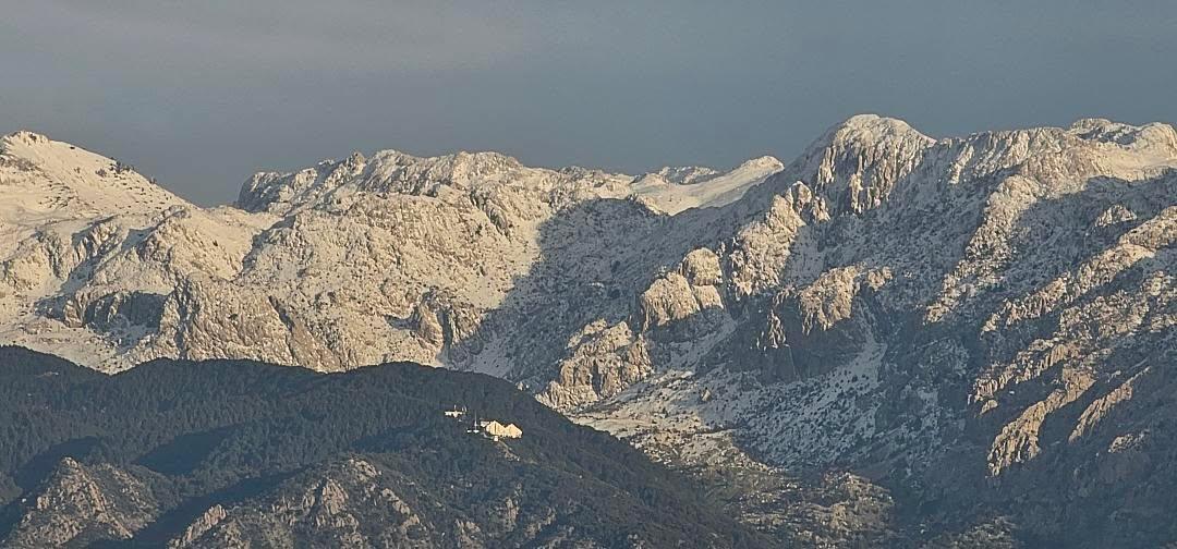 Vue sur L'Hôtel El Arz (Le Cèdre) à Tala Guilef