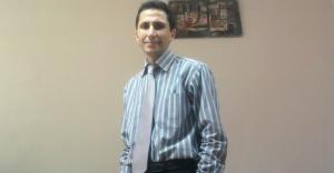 Ahmed BENZELIKHA devant une oeuvre de Hacène CHORFI