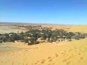 vue sur l'ued guir traversant béni abbès