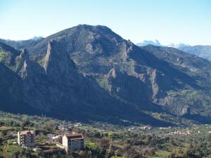 Du pied de la montagne de Bouzguene ,on voit Ighil Igoulmimene