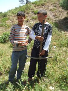 Nos jeunots à la recherche des escargots, nouvelle trouvaille!