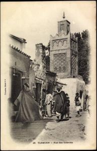 La Rue des orfèvres avec le minaret de Sidi Bellahcene