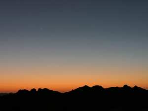 Coucher de soleil derrière les montagnes-غروب الشمس من وراء الجبال